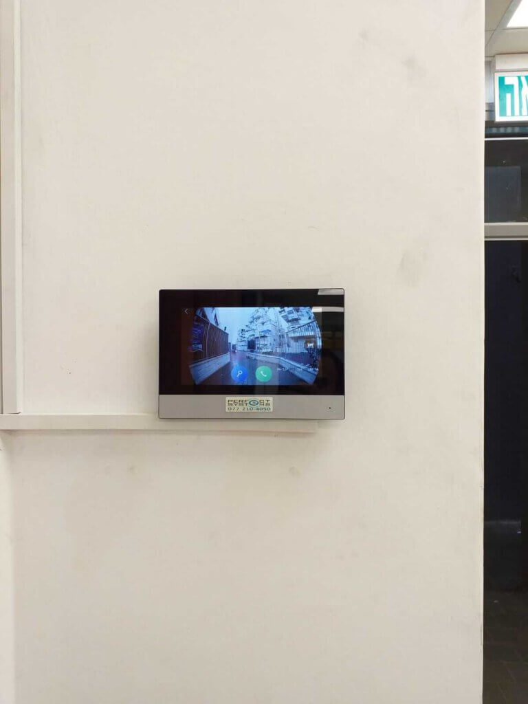 ביקורת כניסה מתקדמת לבית עם טכנולוגיות מתקדמות.