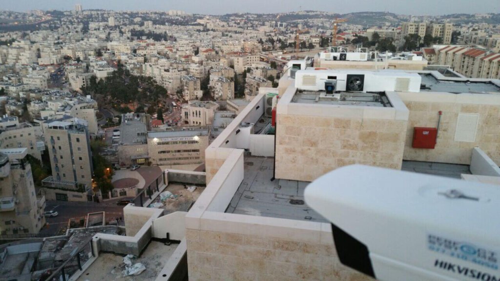 מצלמות אבטחה IP מספקות פתרונות איכותיים ומתקדמים למערכות האבטחה המודרניות. הם מאפשרים לך לראות ולשלוט בסביבתך מחוץ למקום הממוקם ולשמור על ביטחון המקום בצורה אמינה ויעילה.