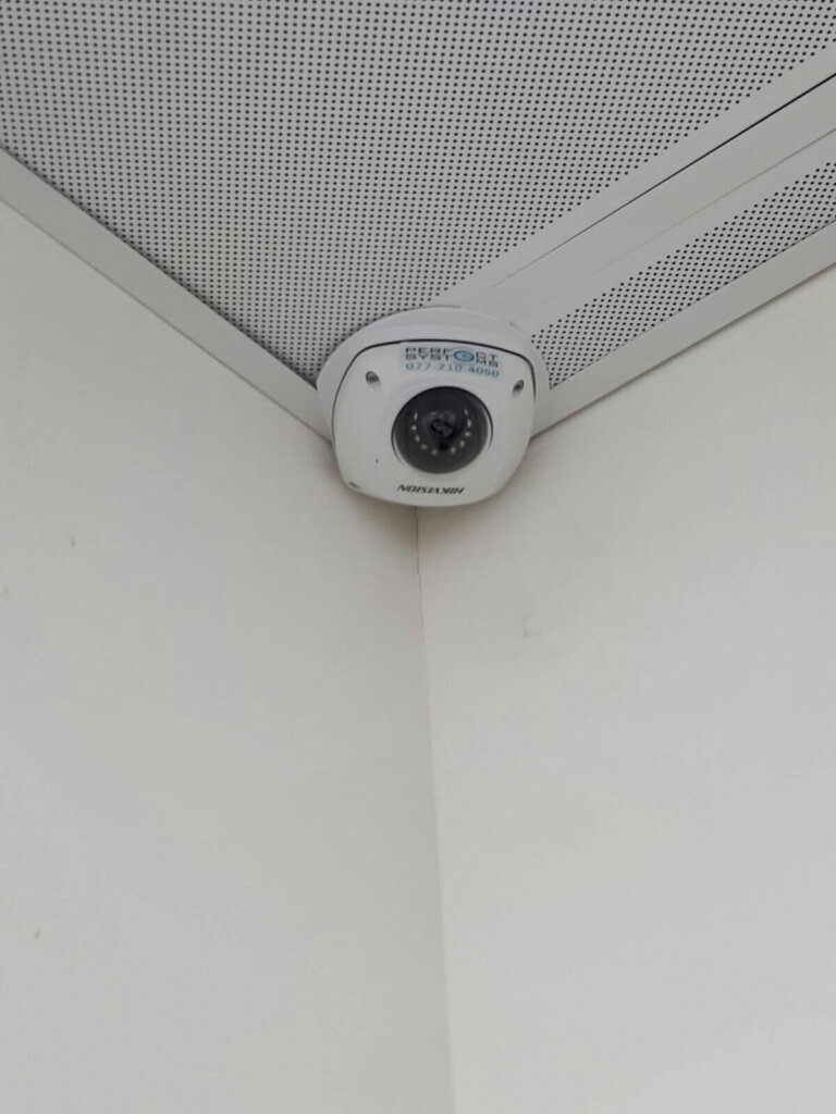 מצלמות אבטחה IP הן מצלמות המתקשרות ישירות עם האינטרנט ומאפשרות לצפייה ושליטה מרחוק באמצעות יישומים מתאימים