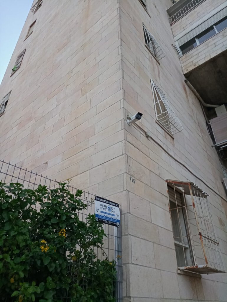 מצלמות אבטחה חכמות: הפתרון המושלם לשמירה ומעקב על בתים ועסקים