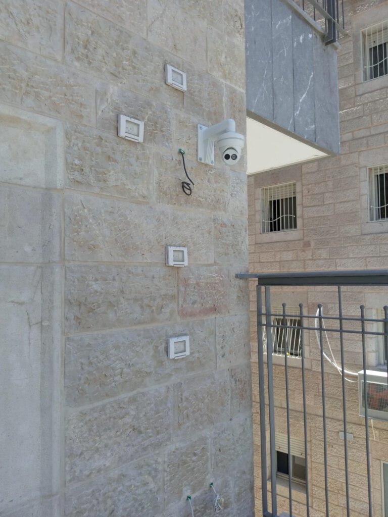 מצלמות אבטחה לבית בראשון לציון - אבטח את ביתך במערכת המצלמות המתקדמת שתעניק לך שליטה מלאה ושקט נפשי. התקן ונהג את המצלמות בקלות