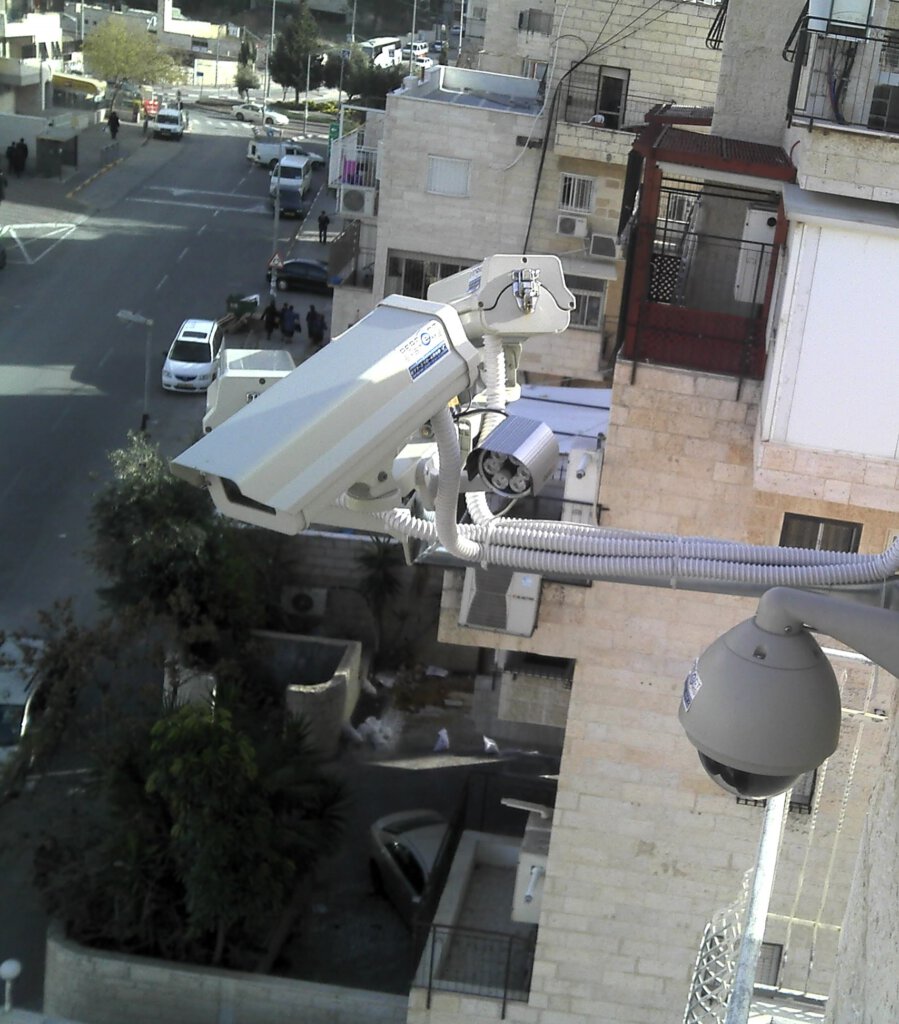 מצלמות אבטחה למערכות ביתיות ועסקיות באיכות גבוהה.